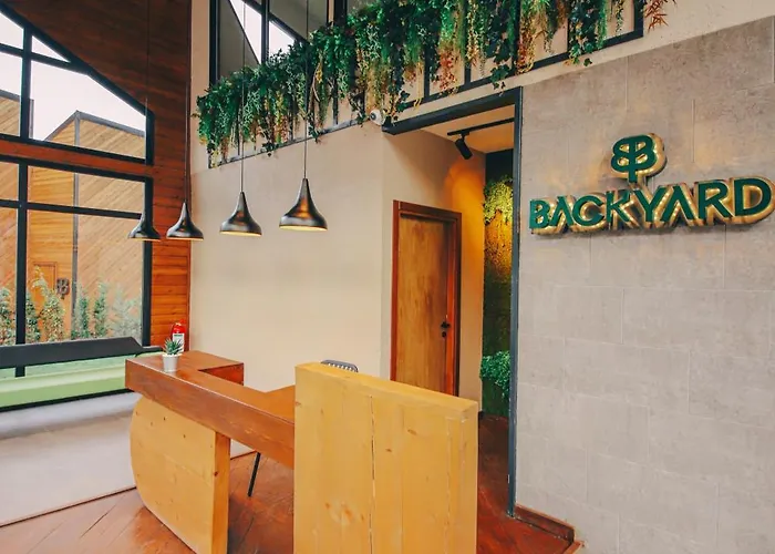 Backyard מלון ספנג'ה